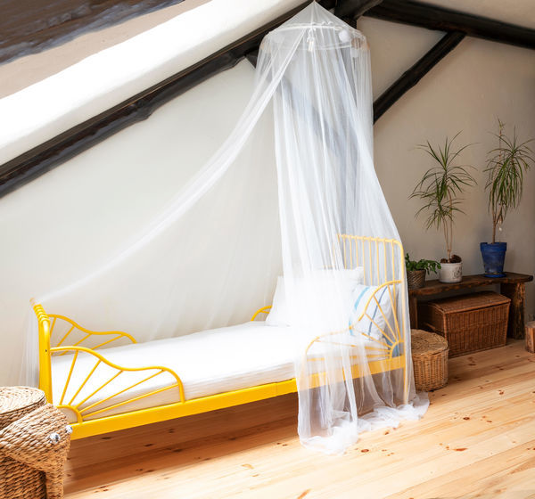 moustiquaire voile au dessus lit