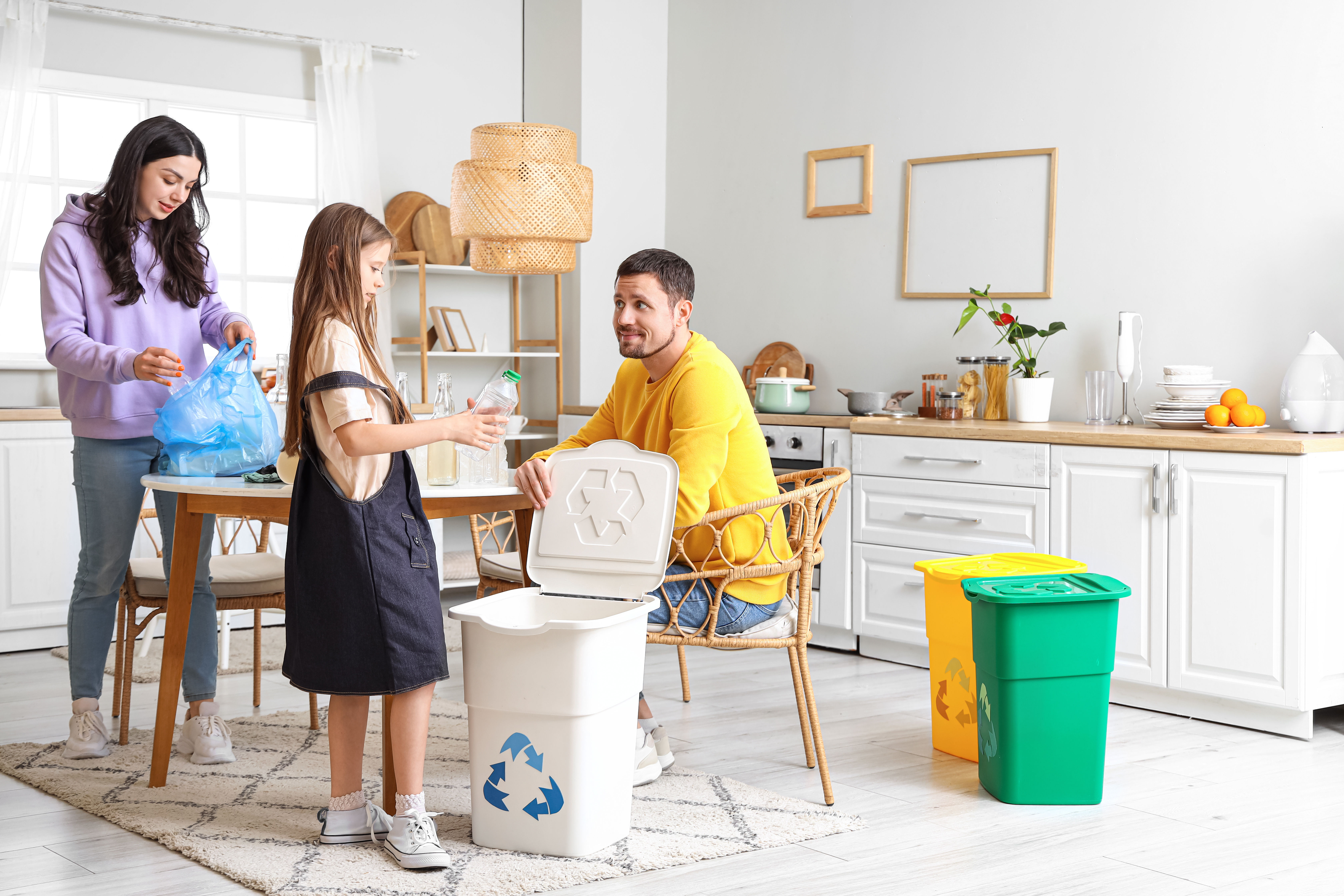Mise en situation famille effectuant le tri collectif