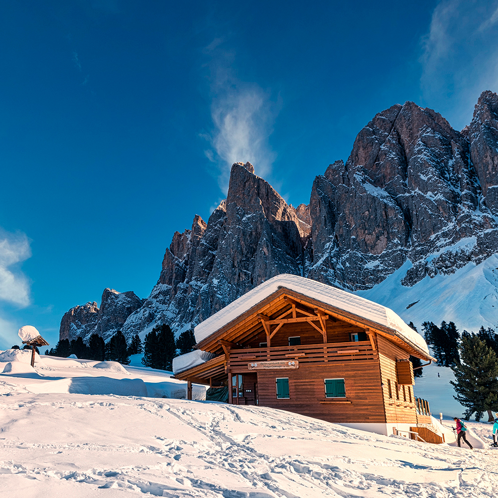 chalet dans la neige montagne
