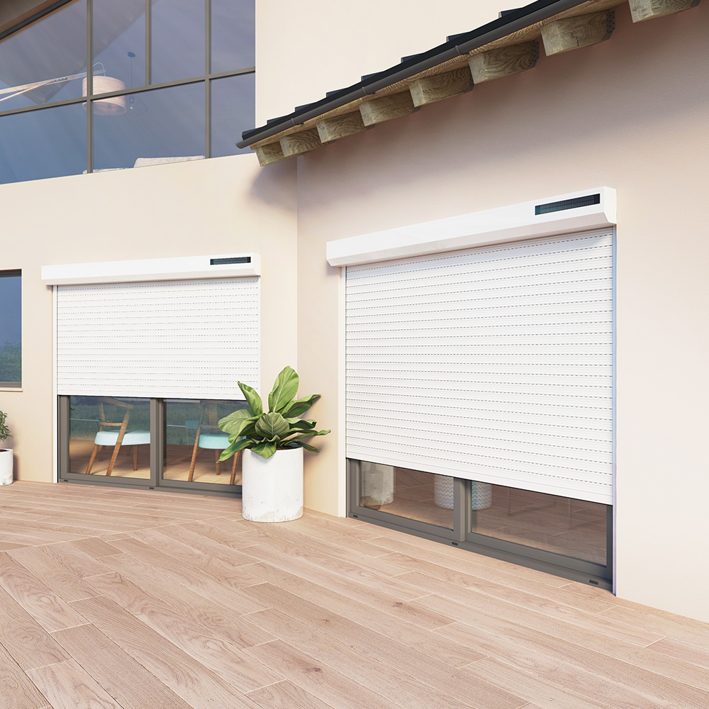 volet roulant solaire blanc fermee devanture maison