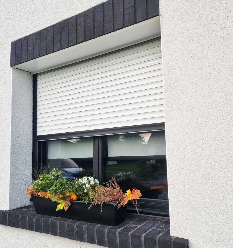 Façade Blanche Volet Roulant blanc et anthracite