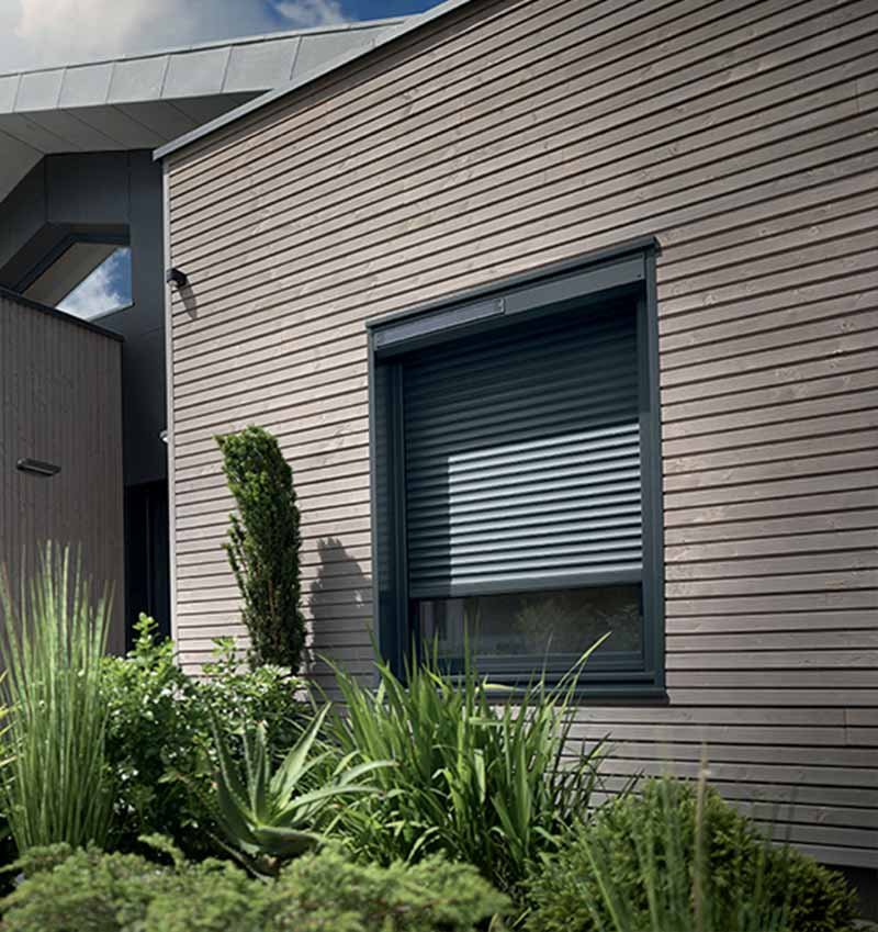 Façade en bois Volet Roulant Solaire ALU Noir
