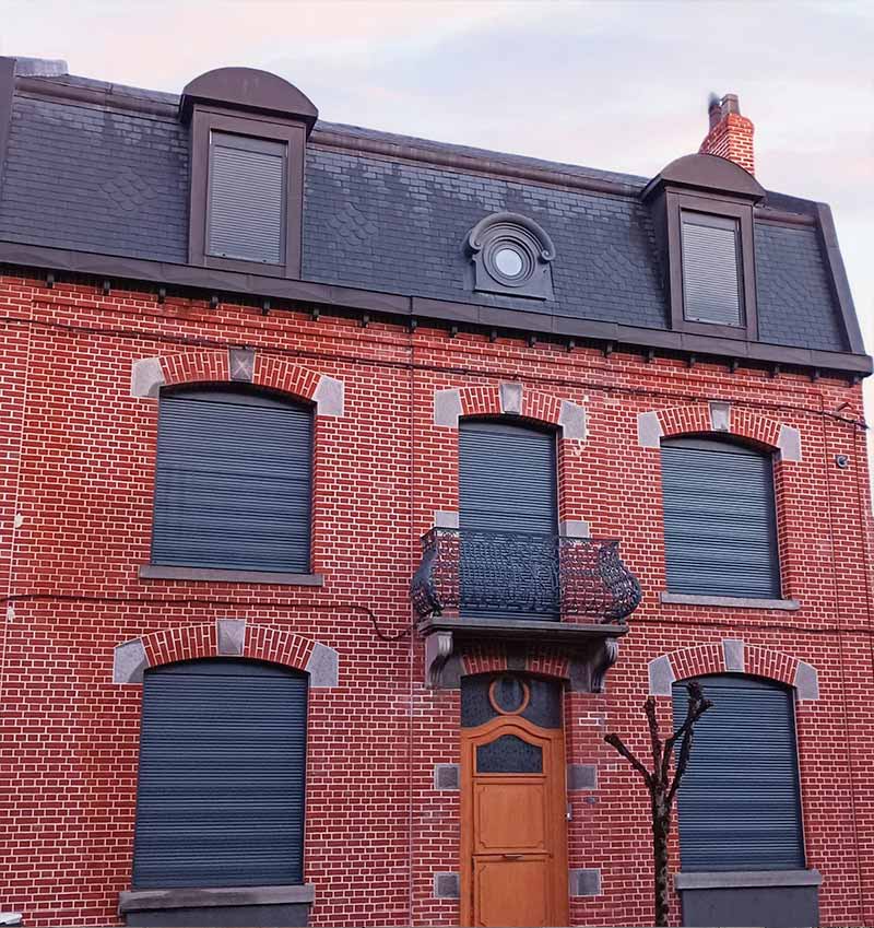 Façade brique rouge Volet Roulant ALU Noir